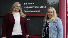 Yrittäjä Tuija Alikoskella (oik.) on hyviä kokemuksia nuorten työllistämissetelistä, jonka käyttöön häntä opasti omavalmentaja Milla Lakso. Kuva: Tuija Järvelä-Uusitalo