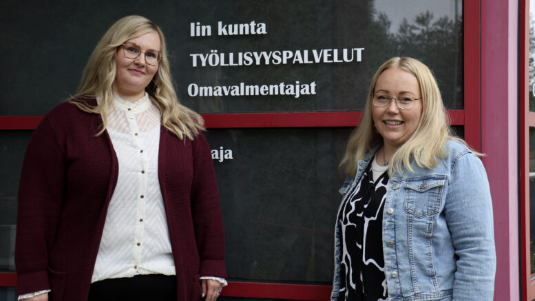 Yrittäjä Tuija Alikoskella (oik.) on hyviä kokemuksia nuorten työllistämissetelistä, jonka käyttöön häntä opasti omavalmentaja Milla Lakso. Kuva: Tuija Järvelä-Uusitalo