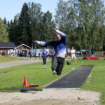 "Pitihän sitä lähteä Kiiminkiä edustamaan", sanoo Niko Tolvanen, joka kisasi pituudessa ja keihäässä.