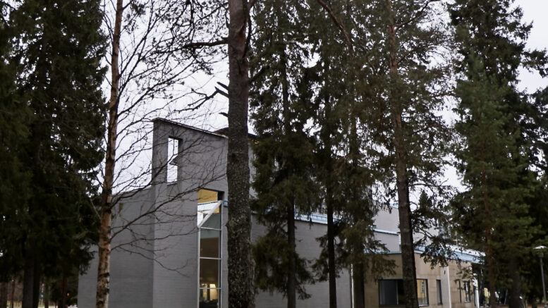 Kiimingin seurakuntakeskus sai purkuluvan. Purkamisen ja uuden keskuksen rakentamisen ajaksi Kiimingin seurakunta joutuu etsimään väistötiloja toiminnoilleen. Arkistokuva: Teea Tunturi