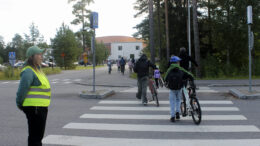 Koulut aloitettiin keskiviikkona. Suojateitä oli valvomassa viisi silmäparia. Kuvat: Joni Nalli