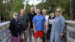 Koiteli elää -ydinväkeä. Pirjo Palonen, Pasi Eskola, Arto Tuohino, Antti Kontio, Kirsi Eskola, Sipe Åqvist ja Mari Järvinen ovat kiitollisia kuluneista vuosista ja haluavat järjestää vielä kunnon läksiäiskemut. Näin kerrottiin kuvatekstissä Rantapohjassa 23.7.2026. Kuva: Joni Nalli