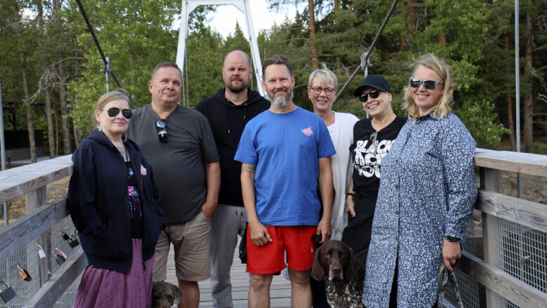 Koiteli elää -ydinväkeä. Pirjo Palonen, Pasi Eskola, Arto Tuohino, Antti Kontio, Kirsi Eskola, Sipe Åqvist ja Mari Järvinen ovat kiitollisia kuluneista vuosista ja haluavat järjestää vielä kunnon läksiäiskemut. Näin kerrottiin kuvatekstissä Rantapohjassa 23.7.2026. Kuva: Joni Nalli