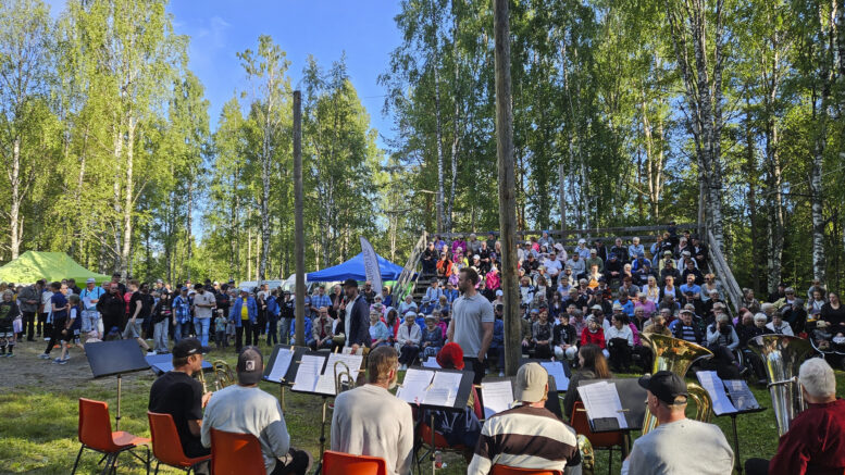 Tervasautiolla oli ajoittain tungosta, kun väki saapui katsomaan tervahaudan sytytystä. Kuvat: Sirpa Laurila