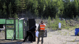 Kilpailija ampuu rastilla, tuomari ottaa aikaa sekä tarkkailee, että suoritus sujuu sääntöjen mukaan. Etenkin turvallisuussääntöjen noudattaminen on lajissa äärimmäisen tärkeää, ja niiden rikkomisesta kilpailijan suoritus todennäköisimmin hylätään. Kuvan tilanteessa ammunta sujui hyvin ja sääntöjen mukaan. Kuvat: Ritva Piri