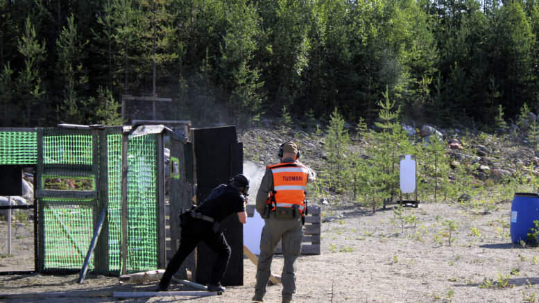 Kilpailija ampuu rastilla, tuomari ottaa aikaa sekä tarkkailee, että suoritus sujuu sääntöjen mukaan. Etenkin turvallisuussääntöjen noudattaminen on lajissa äärimmäisen tärkeää, ja niiden rikkomisesta kilpailijan suoritus todennäköisimmin hylätään. Kuvan tilanteessa ammunta sujui hyvin ja sääntöjen mukaan. Kuvat: Ritva Piri
