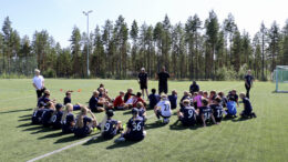 Harjoituspäivän päätteeksi Shane Yates kokosi nuoret yhteen ja kertoi mitä seuraavana päivänä on luvassa. Kuvat: Joni Nalli