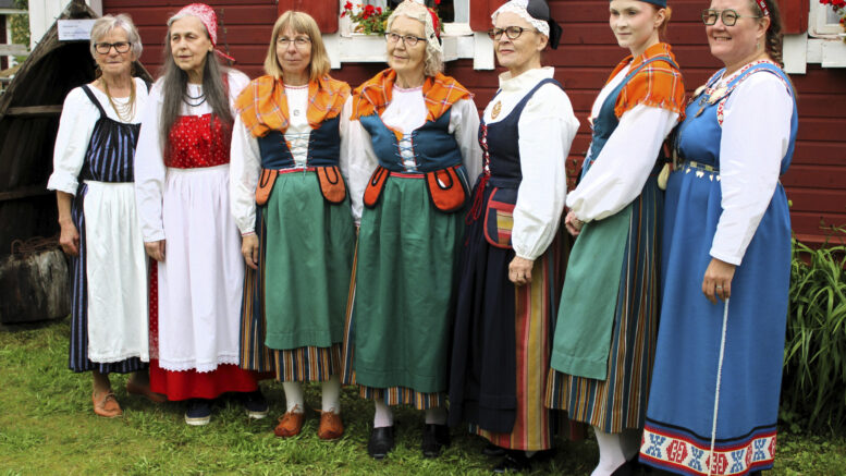 Perinteisempien kansallispukujen ohella nähtiin Kuivaniemen tapahtumassa kaksi feresiä sekä Aino-puku. Kuvat: Ritva Piri