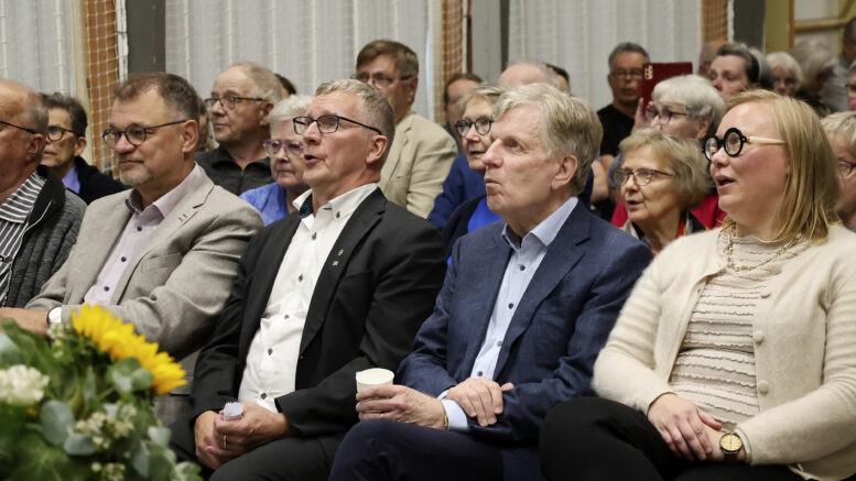 Entinen pääministeri Juha Sipilä, kansanedustaja Timo Mehtälä, entinen pääministeri Esko Aho ja Keskustan kansanedustajaehdokas Johanna Karjula otettiin Huttukylän koululla iloisesti vastaan.