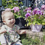 Pikkusiskon kanssa kesäpäivää viettämässä. Kuva: Eva Skarp Martinniemestä
