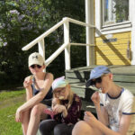 Kesään kuuluvat kukat ja jäätelö sekä lastenlasten vierailut! ””Nyt juostaan mummolaan! Siellä saa aina jäätelöä!" Kuva: Maila Järvelä, Oulu