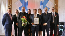 Iin Vuoden 2026 yritys on Iin Automaalaamo. Palkinnon vastaanottivat yrittäjät Toni Erkkilä (eturivissä vasemmalta), Jukka Olkoniemi ja Jouni Olkoniemi. Takarivissä palkinnon luovuttaneet Iin Yrittäjien puheenjohtaja Juha Kallio, Iin kunnan yrityskehittäjä Noora Huotari, kunnanjohtaja Marjukka Manninen, kunnanhallituksen puheenjohtaja Sanna Valaja ja kunnanvaltuuston puheenjohtaja Johannes Tuomela. Kuvat: Tuija Järvelä-Uusitalo