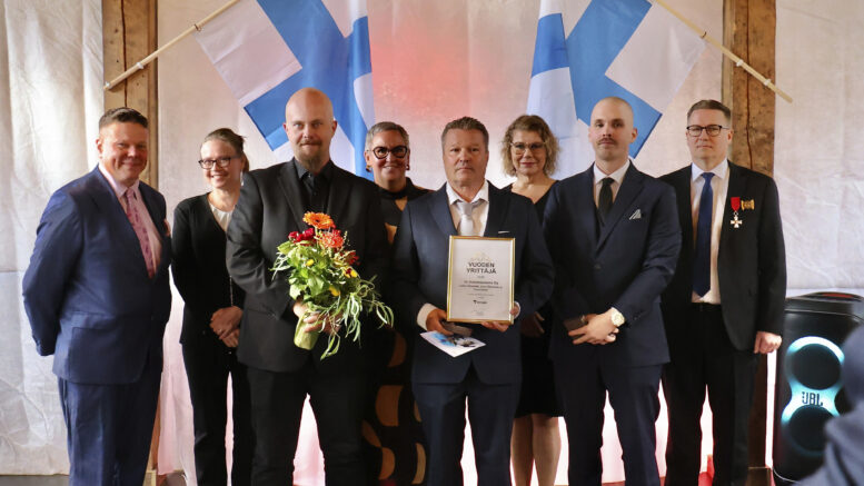 Iin Vuoden 2026 yritys on Iin Automaalaamo. Palkinnon vastaanottivat yrittäjät Toni Erkkilä (eturivissä vasemmalta), Jukka Olkoniemi ja Jouni Olkoniemi. Takarivissä palkinnon luovuttaneet Iin Yrittäjien puheenjohtaja Juha Kallio, Iin kunnan yrityskehittäjä Noora Huotari, kunnanjohtaja Marjukka Manninen, kunnanhallituksen puheenjohtaja Sanna Valaja ja kunnanvaltuuston puheenjohtaja Johannes Tuomela. Kuvat: Tuija Järvelä-Uusitalo