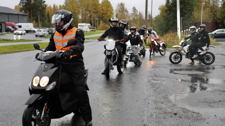 Matkaan lähti liikennekouluttaja Pasi Kyröläisen perässä toistakymmentä mopoa. Perille Micropoliksen parkkipaikalle niistä saapui viisi. Kuvat: Tuija Järvelä-Uusitalo