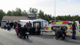 Yleisöä oli mukavasti Pateniemen Venneilijöiden kesäkauden päättäjäisissä ja Venetsialaisissa. Artic Rescue Ambulancen toiminta kiinnosti.