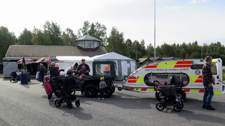 Yleisöä oli mukavasti Pateniemen Venneilijöiden kesäkauden päättäjäisissä ja Venetsialaisissa. Artic Rescue Ambulancen toiminta kiinnosti.