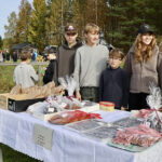 Alavuottolaiset Littowin sisarukset Miska, Ville, Petteri, Riikka ja Kalle olivat perinnepäivillä myymässä omia leipomuksiaan.