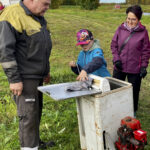 Martti Pääkkö esitteli 1950-luvun pesukonetta Niilo Ketolalle ja hänen mummilleen Eila Perätalolle. Niilo totesi, että jos kotiin saadaan tällainen pesukone, hän voi huolehtia pyykistä.