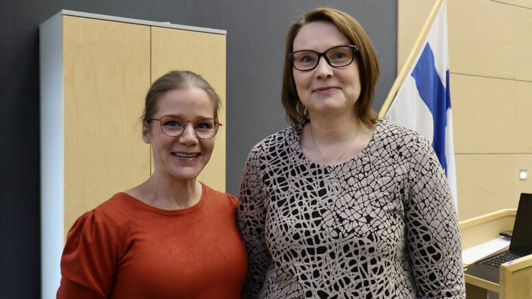 Apteekkari Sanna Hiltunen (oik.) kutsui apteekin 90-vuotispäivien kunniaksi vanhuusoikeuden tutkijatohtori Henna Nikumaan luennoimaan ikääntyneiden itsemääräämisoikeudesta. Kuva: Tuija Järvelä-Uusitalo