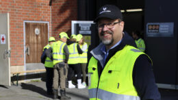 Mainio sää ja jatkuva vierailijoiden virta oli PVO-Vesivoima Oy:n toimitusjohtaja Jani Pullin mieleen. Varhain iltapäivällä oli voimalaitokseen ehtinyt käydä tutustumassa jo reilut 150 henkeä, ja sekä kahvi että makkarat kävijöille kauniina syyspäivänä maistuivat. Kuvat: Ismo Piri