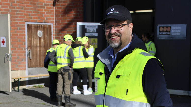 Mainio sää ja jatkuva vierailijoiden virta oli PVO-Vesivoima Oy:n toimitusjohtaja Jani Pullin mieleen. Varhain iltapäivällä oli voimalaitokseen ehtinyt käydä tutustumassa jo reilut 150 henkeä, ja sekä kahvi että makkarat kävijöille kauniina syyspäivänä maistuivat. Kuvat: Ismo Piri