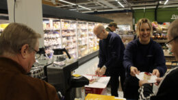 K-Supermarket Revontorin uudet kauppiaat Hanne ja Timo Similä tarjosivat tuhannelle asiakkaalle kakkukahvit uudessa kaupassa aloittamisen kunniaksi. Kuva: Joni Nalli
