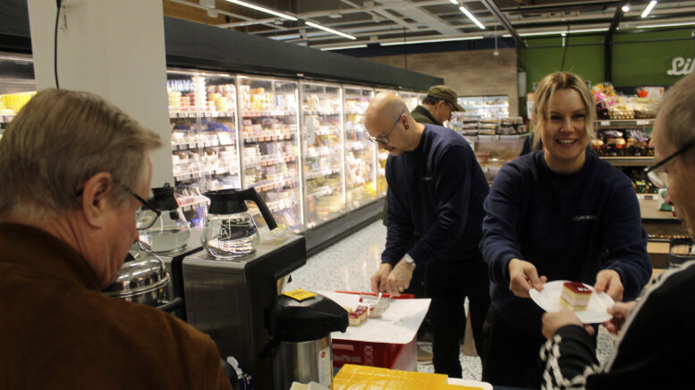 K-Supermarket Revontorin uudet kauppiaat Hanne ja Timo Similä tarjosivat tuhannelle asiakkaalle kakkukahvit uudessa kaupassa aloittamisen kunniaksi. Kuva: Joni Nalli