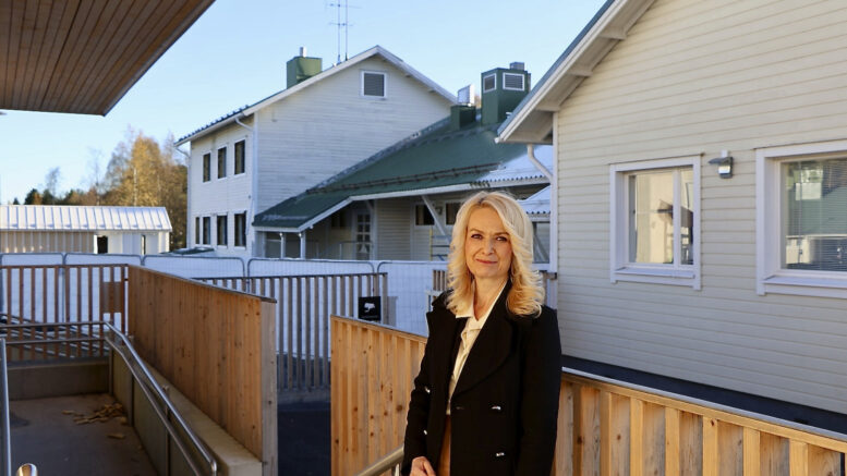 Rehtori Lea Asikainen kertoo, että Kontion koulun uudisrakennus valmistuu siten, että koulunkäynti siellä alkaa todennäköisesti syksyllä 2028. Tuon jälkeen koululla päästään pitkästä aikaa siirtymään normaaliin aikaan, jossa kaikille luokille ja toiminnoille on omat tilansa. Kuvat: Teea Tunturi