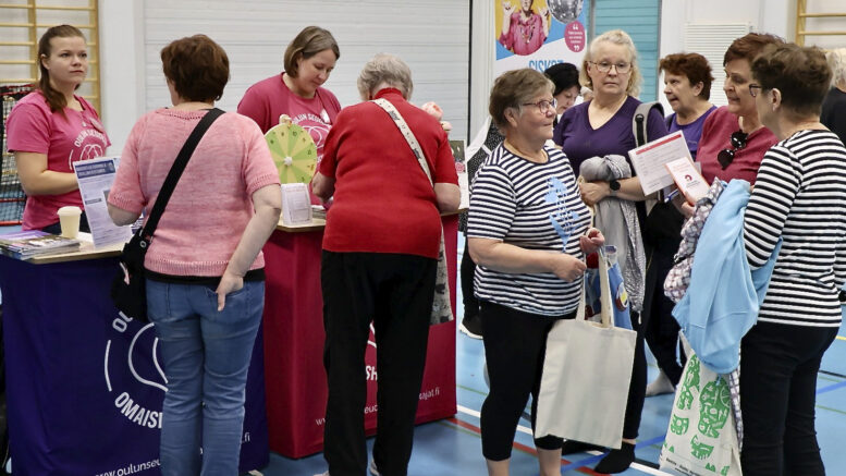 Oulun seudun omaishoitajat ry:n Teija Viitäjylhä ja Kaisa Hartikka kohtasivat Yli-Iissä Kunnon Mummola -kiertueella ihmisiä yhdessä muiden yhdistyksen kanssa. Esillä olivat laajasti hyvinvointiin ja terveyteen liittyvät asiat. Kuvat: Teea Tunturi