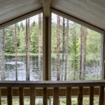 Kiiminkijoki virtaa Louve-erämökkien ohi. Joki hallitsee mökkien näkymää sekä ylä- että alakerrasta.