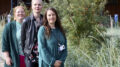 Muutosvoima-hankkeen Mari Saukkoriipi, Anne-Mari Ehrola ja Mari Jokikokko muistuttavat, ettei ikääntyneen elintapaohjauksen tavoitteena ole laihduttaminen. Keskiössä ovat toimintakyky, riittävä ravitsemus, lihasvoima, aivoterveys ja yhdessä tekeminen. Kuva: Teea Tunturi