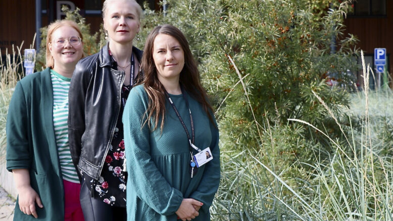Muutosvoima-hankkeen Mari Saukkoriipi, Anne-Mari Ehrola ja Mari Jokikokko muistuttavat, ettei ikääntyneen elintapaohjauksen tavoitteena ole laihduttaminen. Keskiössä ovat toimintakyky, riittävä ravitsemus, lihasvoima, aivoterveys ja yhdessä tekeminen. Kuva: Teea Tunturi