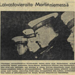 Vaikea sanoa olivatko neuvostoliittolaiset merisotilaat aivan mahdottoman kiinnostuneita Rauma-Repolan Martinniemen tehtaiden tukkiosastosta, uudesta höyläämöstä ja satamasta, kun he pääsivät käymään Martinniemessä syksyllä 1976. Kuvassa tarkasteltavana oli kehäsahalinja. Neuvostoliittolainen laivastovierailu Oulussa ulottui myös Martinniemeen. Jatkosodan aikana Neuvostoliitto yritti pommittaa Martinniemen puualan tehtaita kaksi kertaa, mutta pommit putosivat pääosin tehdasalueen ulkopuolelle. Irtokuva Rantapohjassa 9.9.1976.