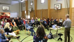 Olhavan koululla järjestettyyn keskustelutilaisuuteen Väli-Olhavan seurakuntatalon kohtalosta osallistui yli viisikymmentä henkilöä. Kuvat: Tuija Järvelä-Uusitalo