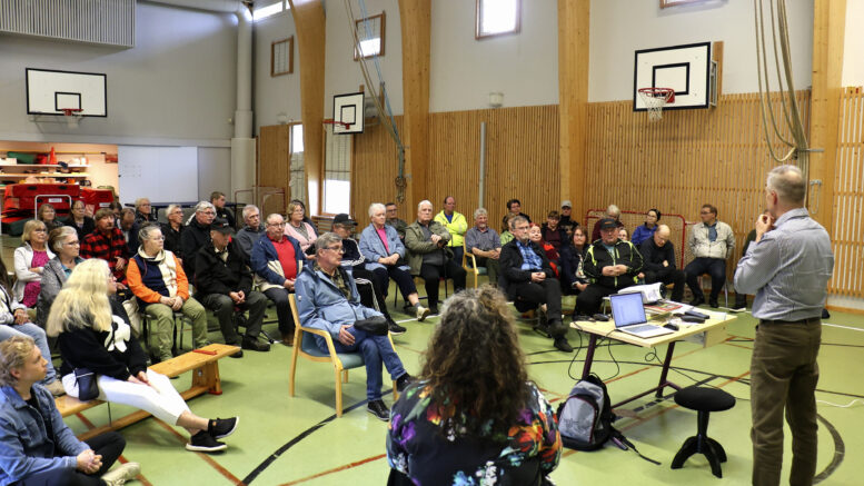 Olhavan koululla järjestettyyn keskustelutilaisuuteen Väli-Olhavan seurakuntatalon kohtalosta osallistui yli viisikymmentä henkilöä. Kuvat: Tuija Järvelä-Uusitalo