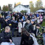 Valoa kiiminkijoella -tapahtuma kokosi väkeä Taiga Resortin pihamaalle.