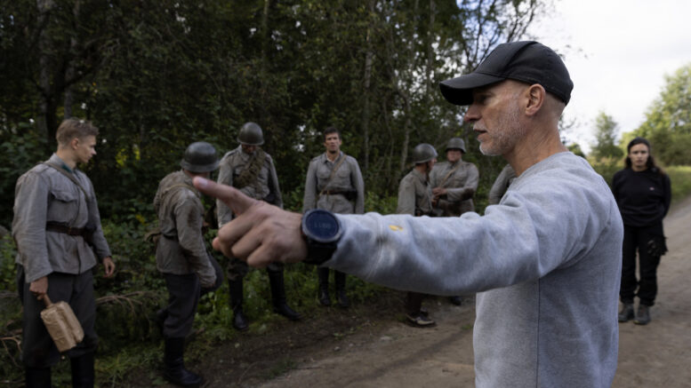 Aku Louhimies ohjaamassa 23.10. ensi-iltaan tulevaa Lapin sotaa, jota on kutsuttu Tuntemattoman sotilaan sisarteokseksi. Kuvat: Nordisk Film
