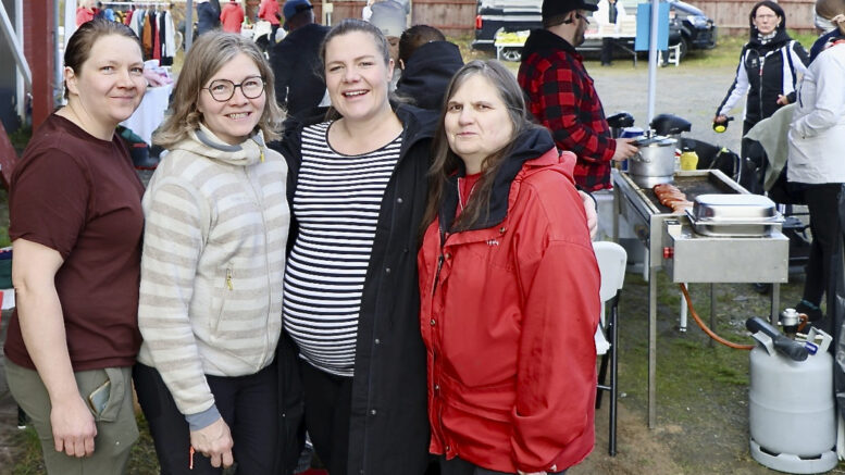 Karahkan kyläyhdistyksen hallituksen Inkeri Kaski, Aune Kaarlejärvi, Tiina Pyky, ja Pia Siitari-Parkkinen hehkuttavat aktiivista kylää, josta ei talkoolaisia puutu. Kuvat: Teea Tunturi