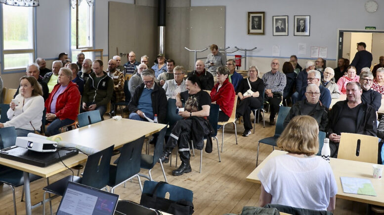 Nuorittan nuorisoseuralla järjestetyssä Mustasuon tuulivoimaa esittelevässä tilaisuudessa oli paikalla yli 60 henkilöä. Etänä paikalla oli liki 50 kuulijaa. Asukkaiden voimakas näkemys oli tuulivoimalle kielteinen. Kuvat: Teea Tunturi