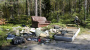Haukiväylän varrella kulkevalta metsätieltä löytyi suoranainen kaatopaikkakuorma. Kuvat: Joni Nalli