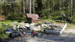 Haukiväylän varrella kulkevalta metsätieltä löytyi suoranainen kaatopaikkakuorma. Kuvat: Joni Nalli