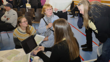 Kaavoitusarkkitehti Johanna Lehto kirjasi ylös ehdotuksia kyläkortin päivittämiseen. Kylän vahvuuksia ja heikkouksia pohtivat Elisa Alatalo (vas.), Sari Alatalo ja Nora Liljelund. Kuvat: Tuija Järvelä-Uusitalo