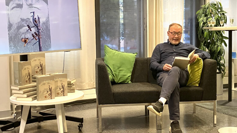 Markku Pirinen luki romaaninsa julkistamistilaisuudessa otteita kirjastaan.