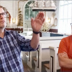 Risto Degerman ja Lauri Lounela Michael Toppeliuksen maalaamien Haukiputaan kirkon teosten keskellä. Kuvakaappaus elokuvasta.