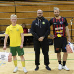Putaan Pullan tuotepalkinnoilla palkittiin joukkueiden parhaina pelaajina Elias Välipakka (vas.) ja Mikko Matinaro (oik.). Palkinnot jakoi HauPan joukkueenjohtaja Sauli Nieminen.