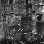 Viinan keittoa salomailla, Dahlbergin kuva vuodelta 1922. Kuva: Finna-palvelu