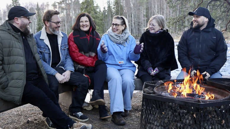 Zemppi Areenan toimitusjohtaja Samuli Lehtola, Koiteli elää ry:n Antti Kontio, Henna Ervasti, Sipe Åqvist, Pirjo Palonen ja Zemppi Areenan johtaja Timo Eskelinen kokoontuivat Koiteliin tutustumaan Koiteli elää -festivaalin paikkoihin ja käytänteisiin ensi vuoden festaria silmällä pitäen. Kuva: Teea Tunturi