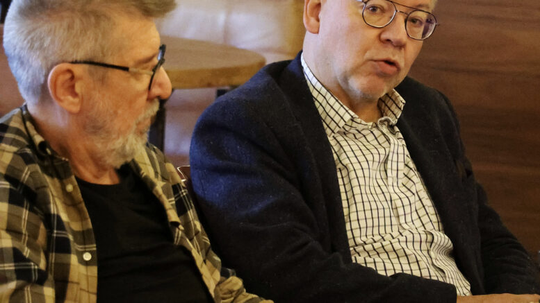 Yrityskummi Jukka Ojala ja Suomen Yrityskummien Pohjois-Suomen aluekummi Risto Nummela kertoivat järjestön toiminnasta viime viikolla Haukiputaan Yrittäjille. Kuva: Anu Kauppila